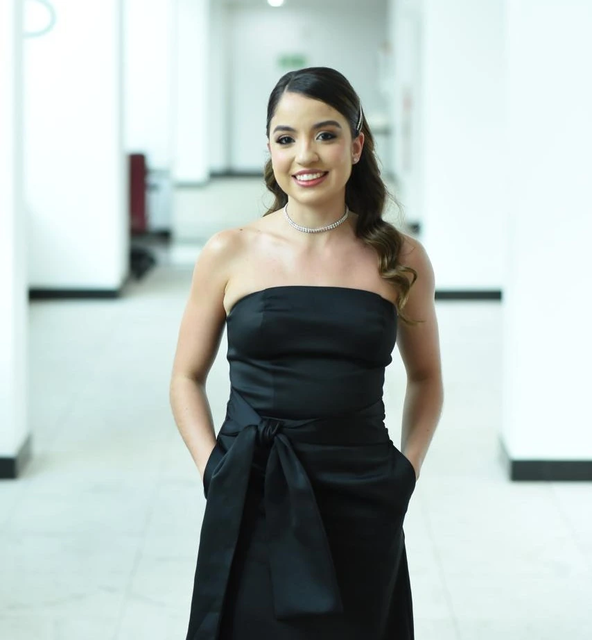 Ana Clara Andrade Santos, nutricionista em Goiânia e online Ana Clara Andrade Santos, nutricionista, sorrindo